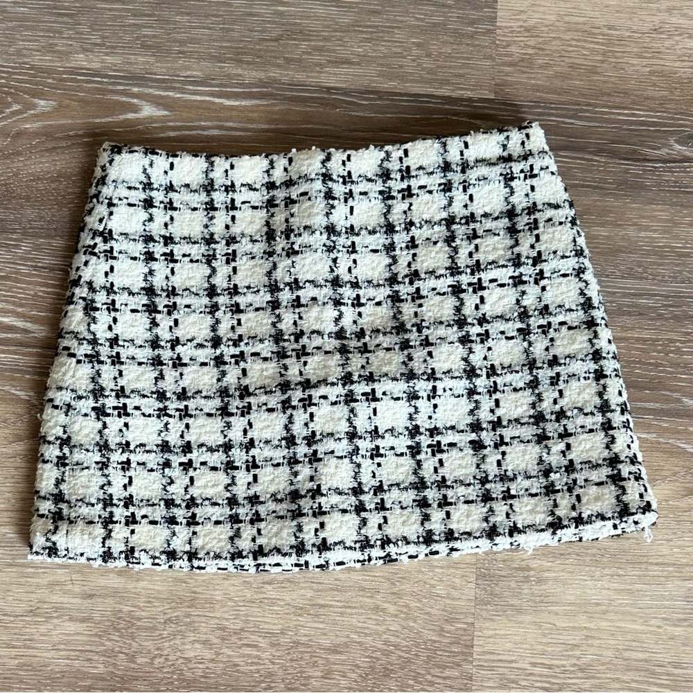Alice + Olivia | Size: 0 | Rubi Micro Mini Skirt | Off White & Black | Low Rise